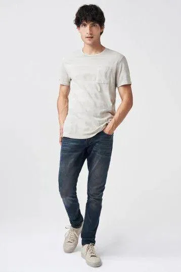 Camiseta con bolsillo en relieve