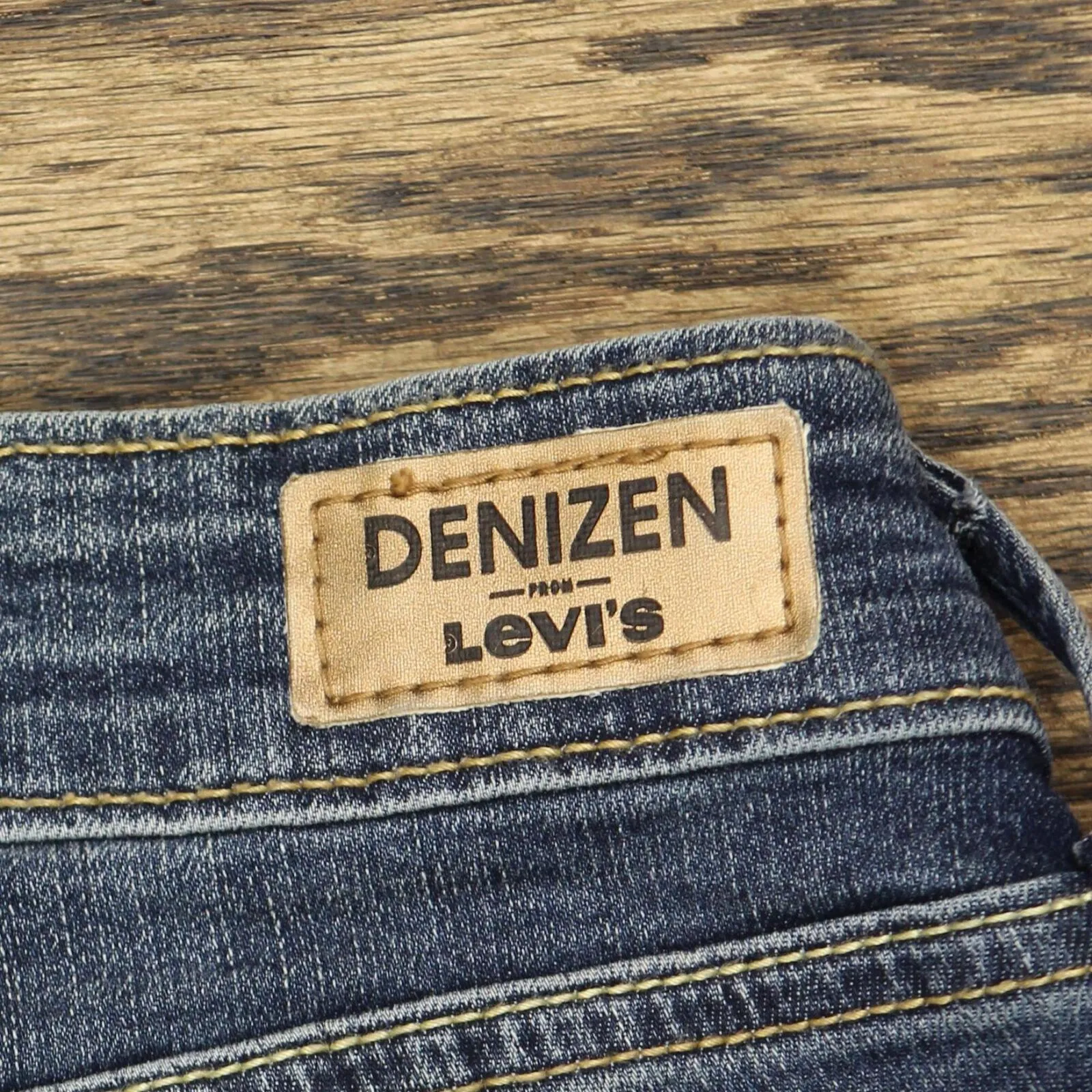 DENIZEN from Levi's Women's Mid-Rise Skinny Jeans Medium Wash Bombshell Blue 8M