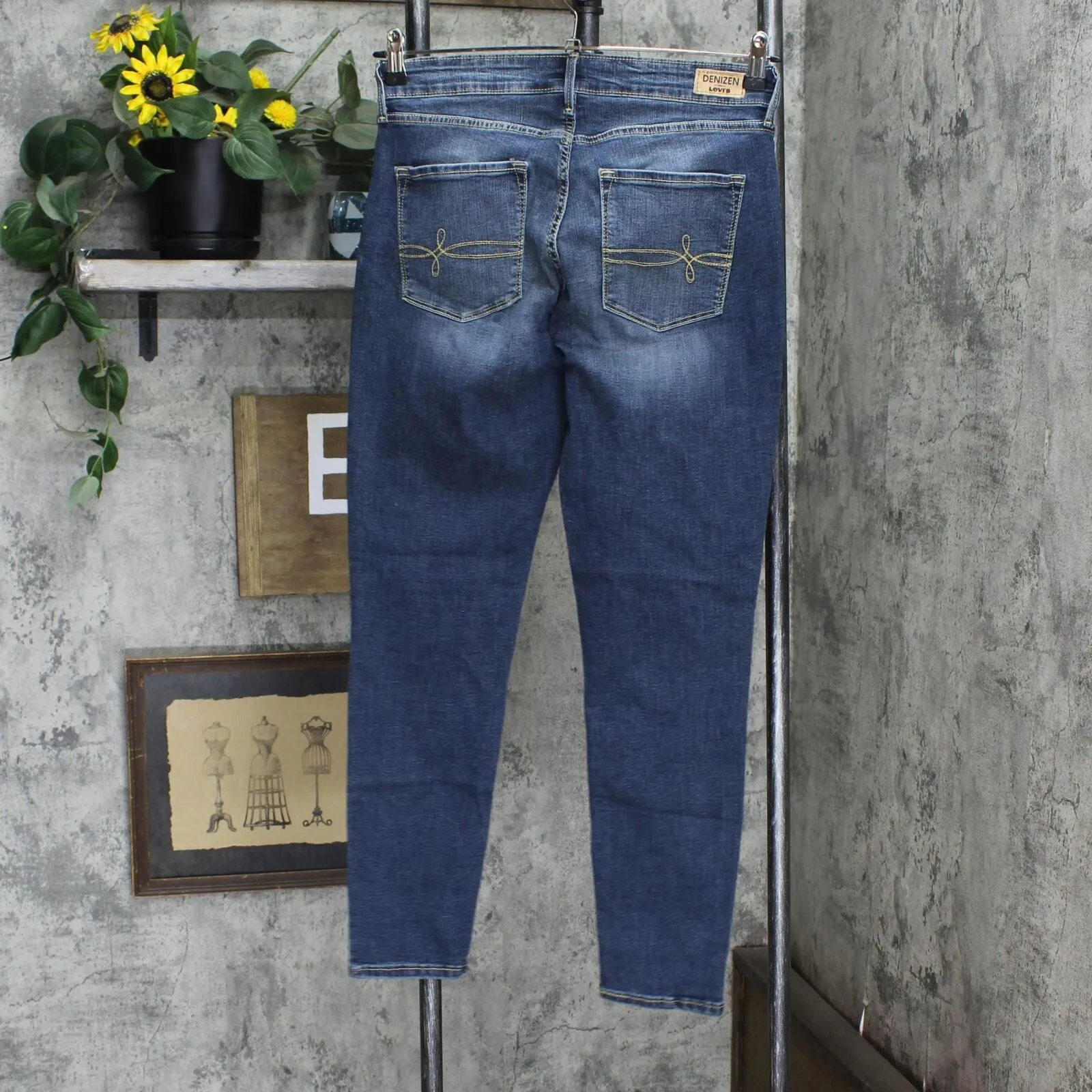 DENIZEN from Levi's Women's Mid-Rise Skinny Jeans Medium Wash Bombshell Blue 8M