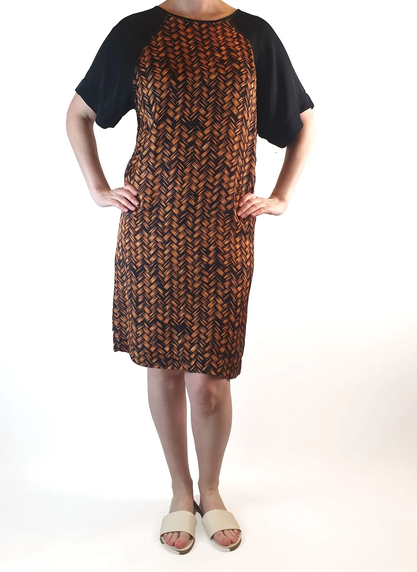 Gorman basket weave silk-feel dress with black sleeves size 8 (best fits size 6)