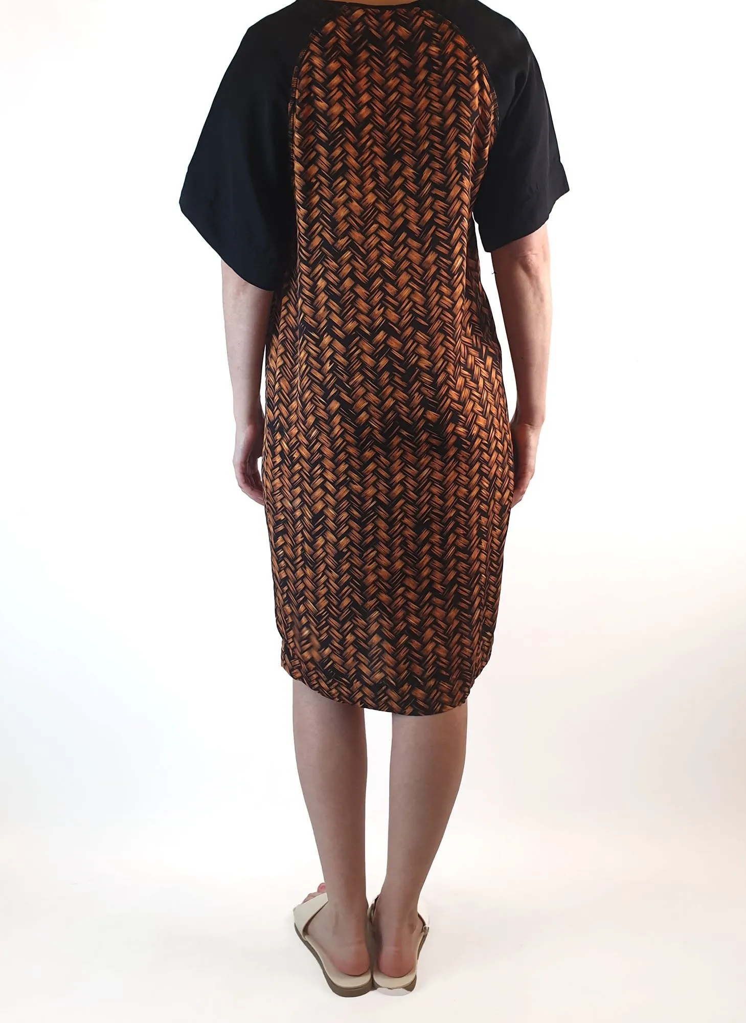 Gorman basket weave silk-feel dress with black sleeves size 8 (best fits size 6)