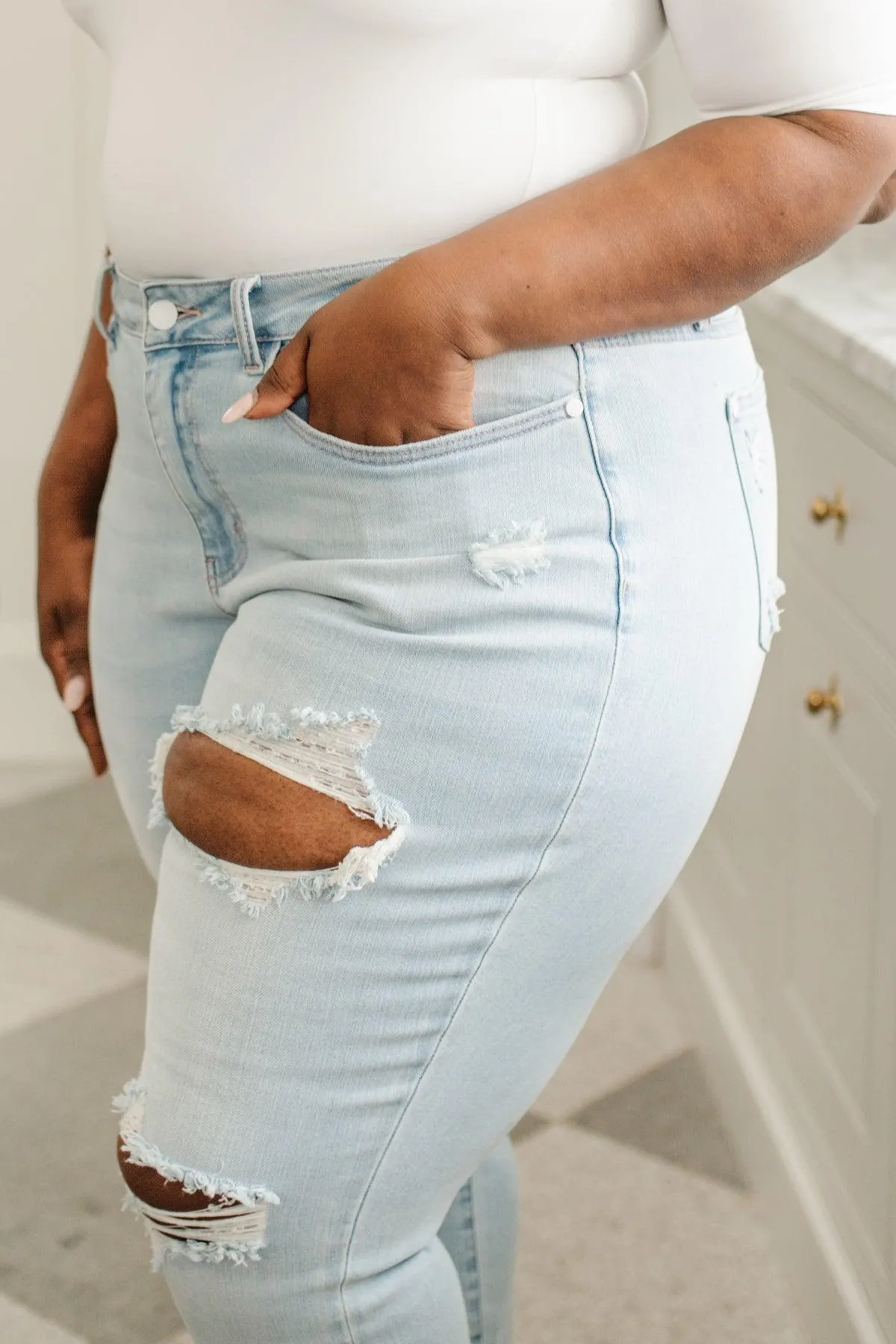 Hazel Blues® | Super Light Destroyed Boyfriend Jeans