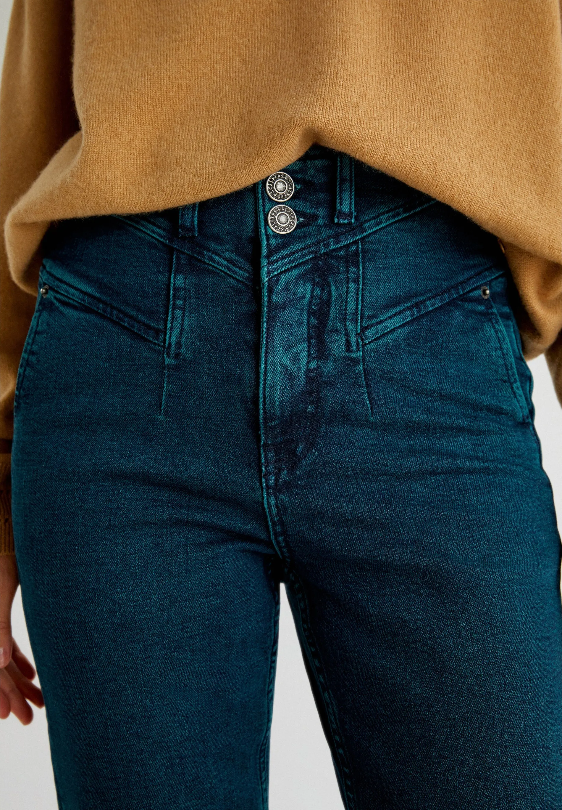 JEANS DIREITOS COM BOTÃO DE JOIA