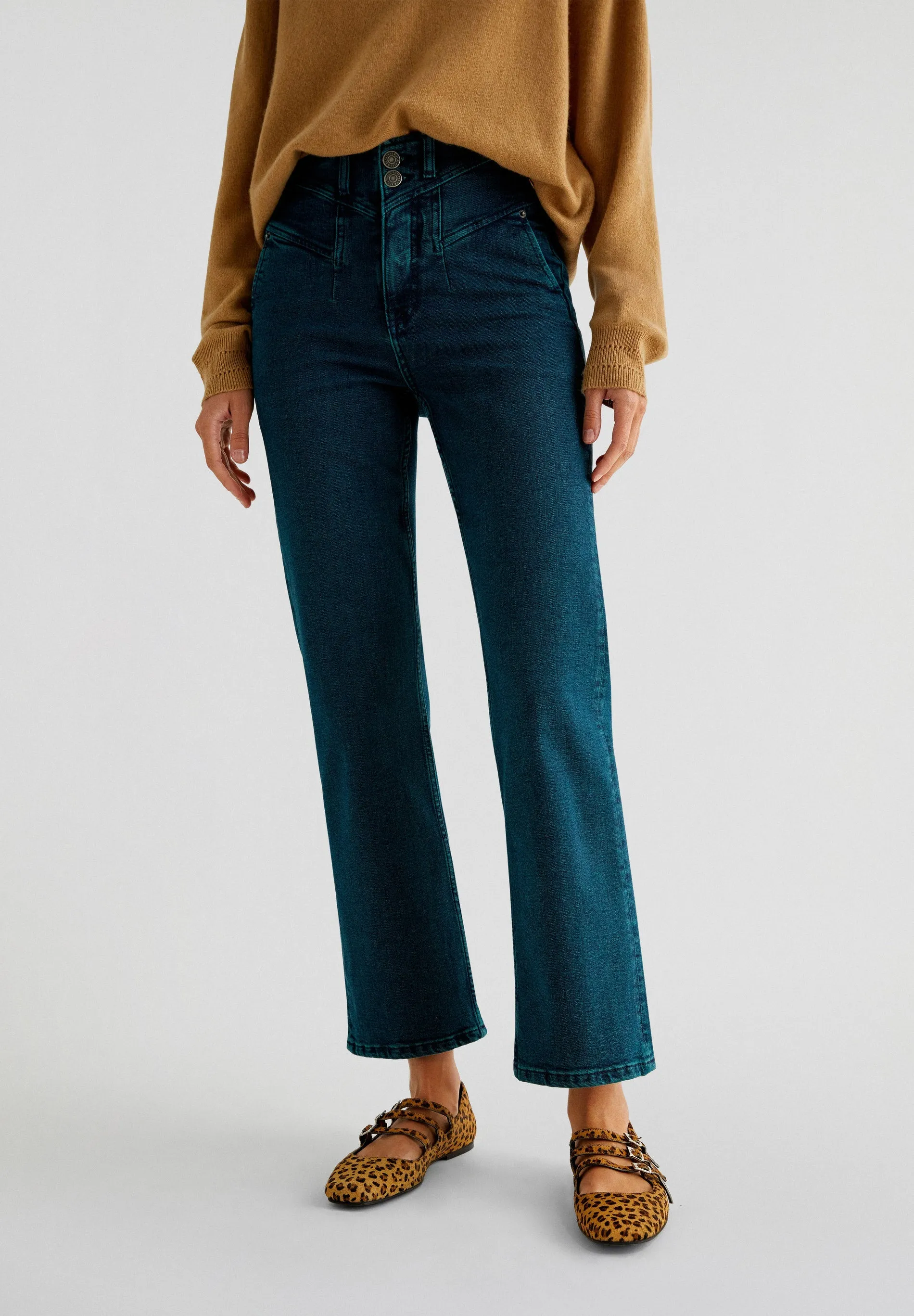 JEANS DIREITOS COM BOTÃO DE JOIA