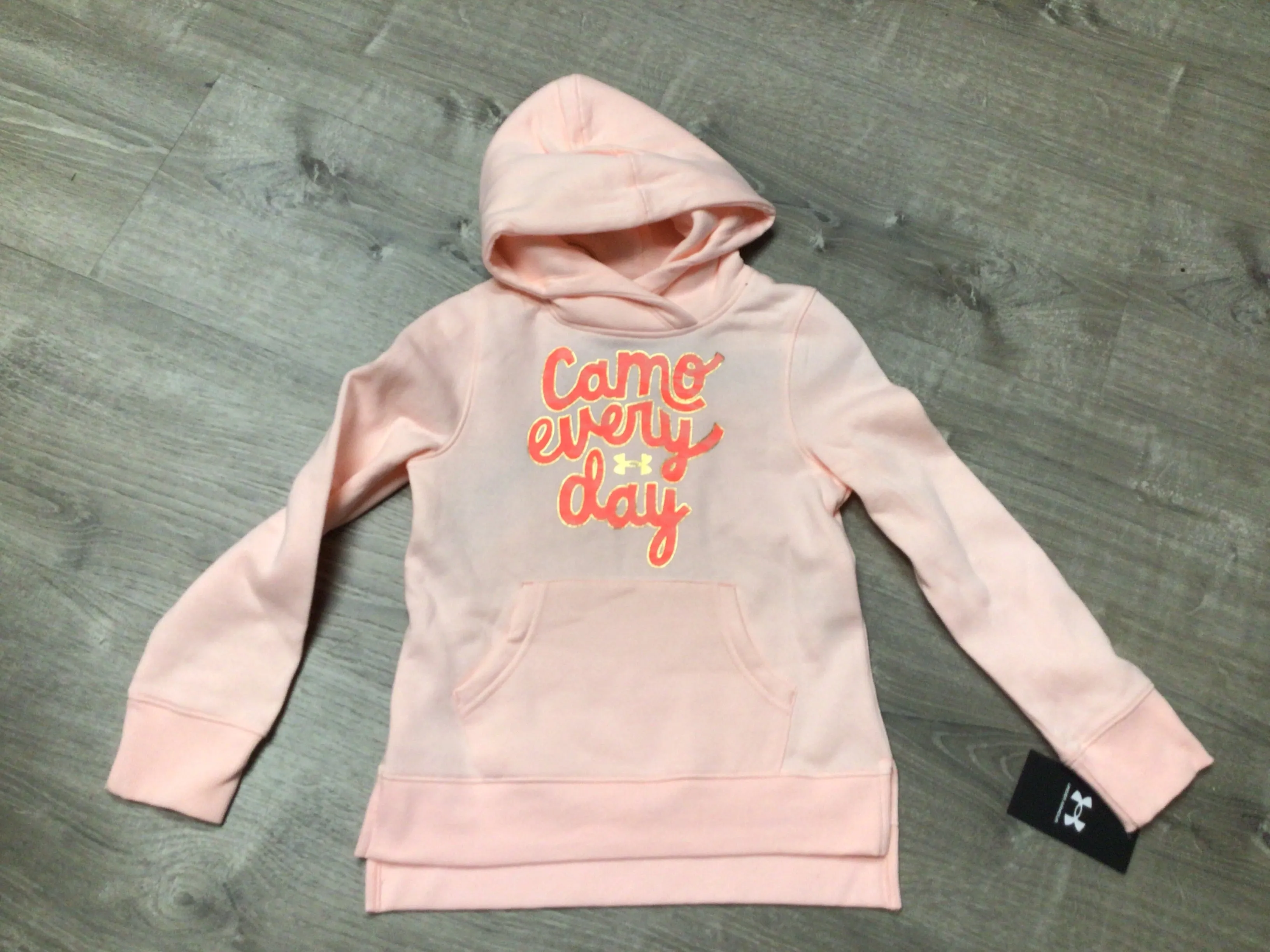 UA CAMO EVERYDAY GRAPHIC HOODIE BETA TINT PINK
