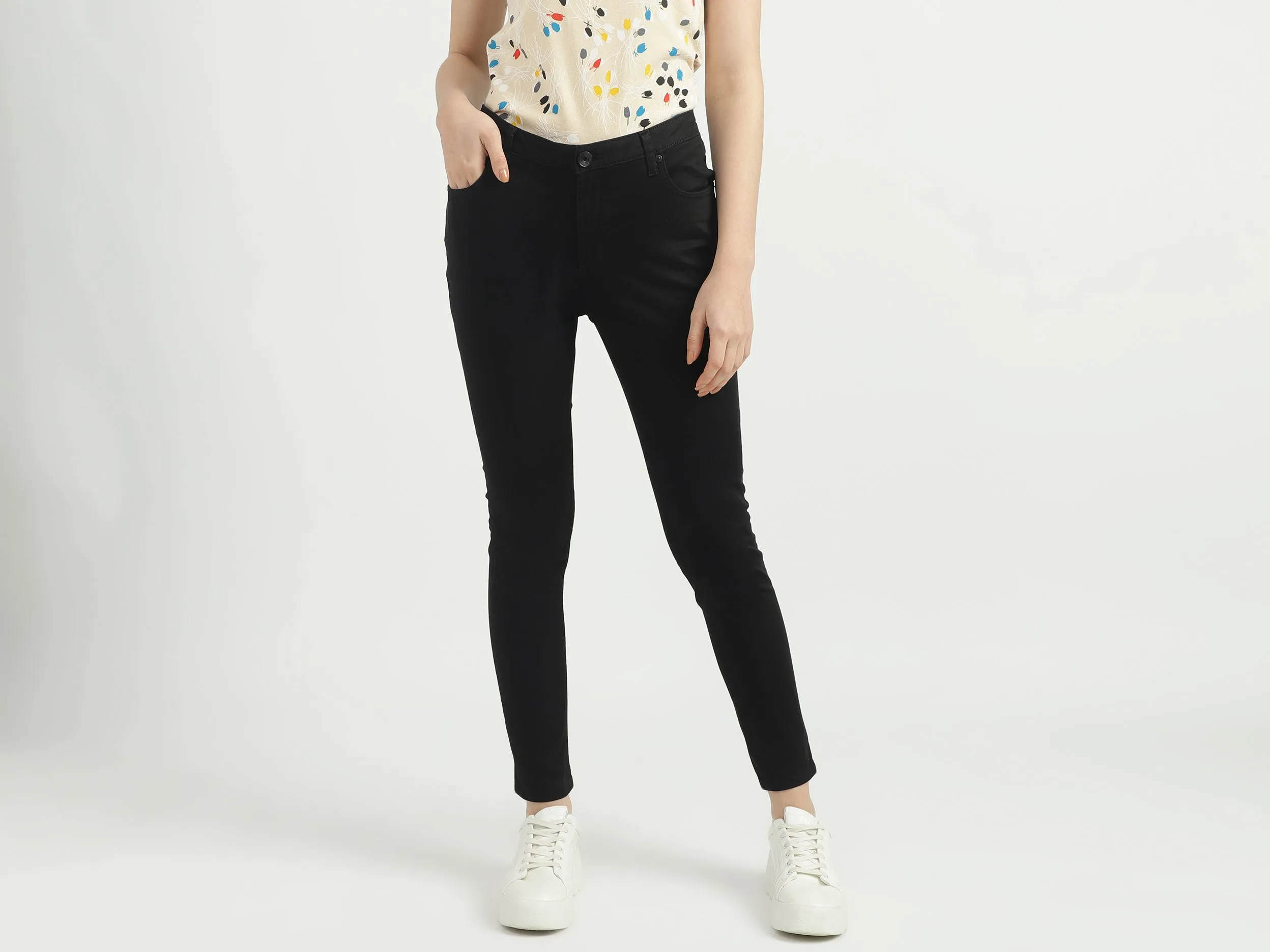 Women Solid Skinny Fit Jeans