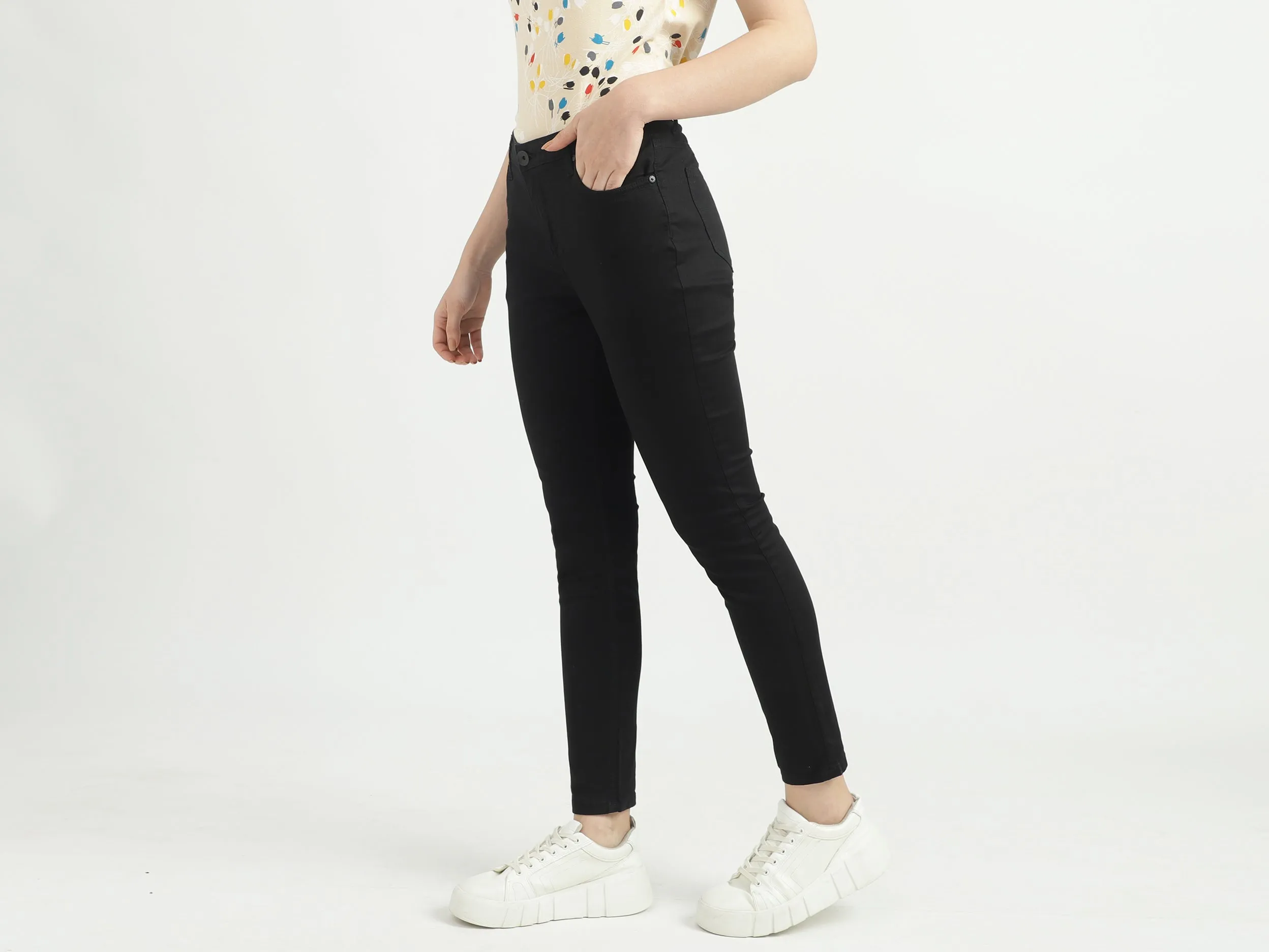 Women Solid Skinny Fit Jeans